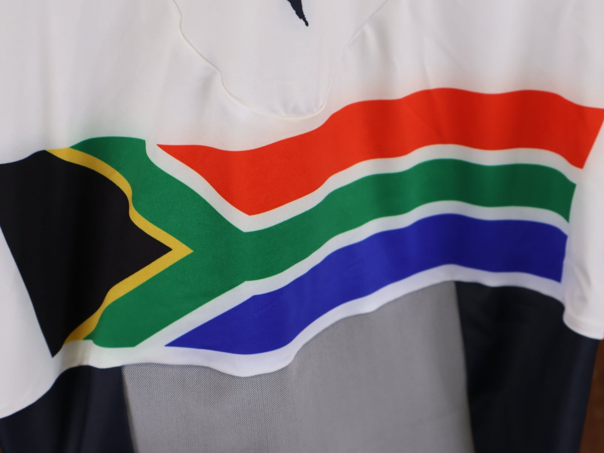 Anzug - BOH von Specialized, SPECIALIZED TGA ROOKIES OF RED BULL - BORA HANSGROHE AERO SKIN SUIT LS / SOUTH AFRICA CHAMPION vor USEDBIKES - OB.DE Hintergrund