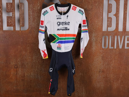 Anzug - BOH von Specialized, SPECIALIZED TGA ROOKIES OF RED BULL - BORA HANSGROHE AERO SKIN SUIT LS / SOUTH AFRICA CHAMPION vor USEDBIKES - OB.DE Hintergrund