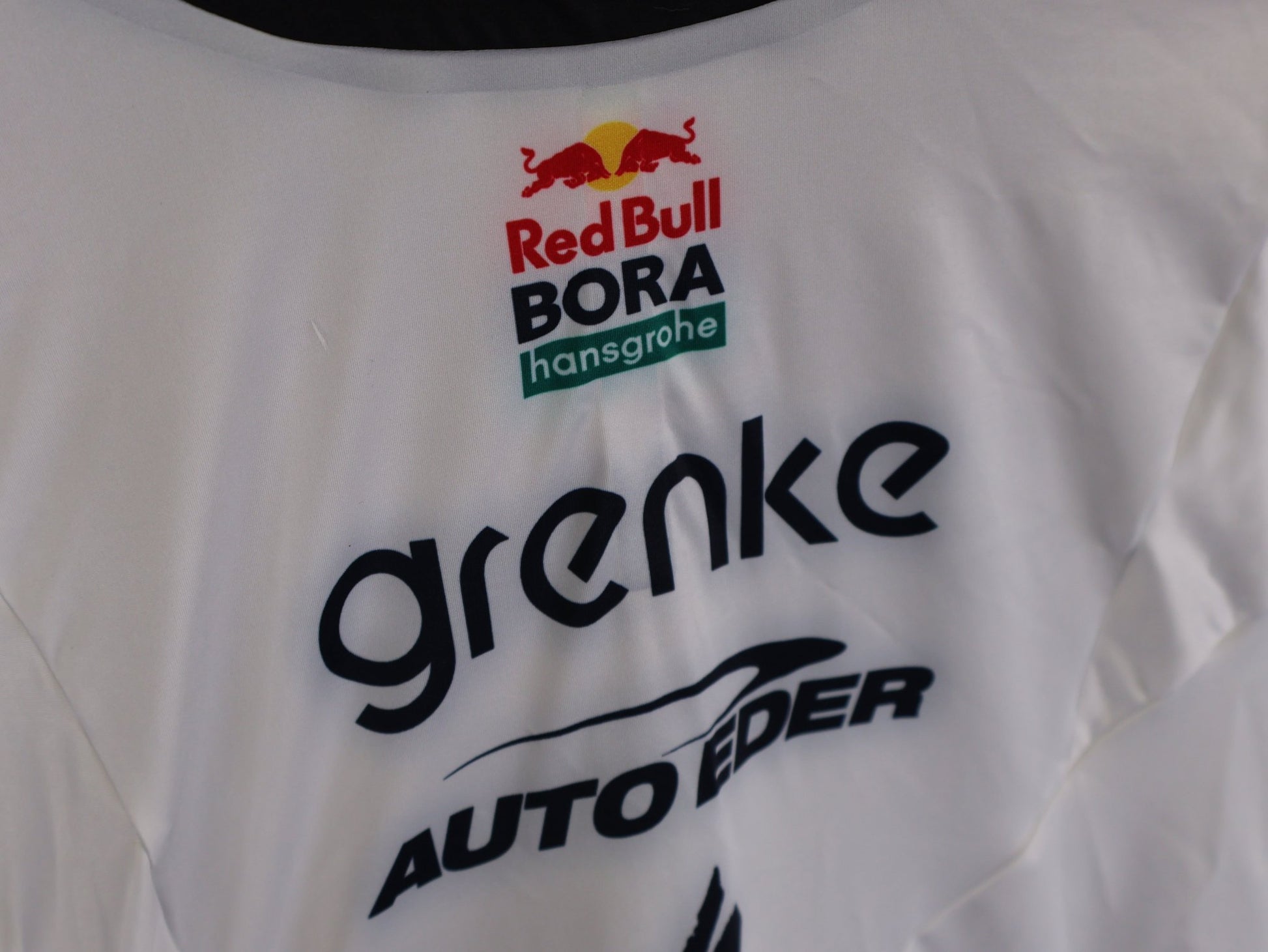 Anzug - BOH von Specialized, SPECIALIZED TGA ROOKIES OF RED BULL - BORA HANSGROHE AERO SKIN SUIT LS / SOUTH AFRICA CHAMPION vor USEDBIKES - OB.DE Hintergrund