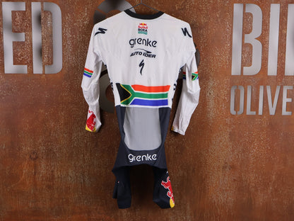 Anzug - BOH von Specialized, SPECIALIZED TGA ROOKIES OF RED BULL - BORA HANSGROHE AERO SKIN SUIT LS / SOUTH AFRICA CHAMPION vor USEDBIKES - OB.DE Hintergrund