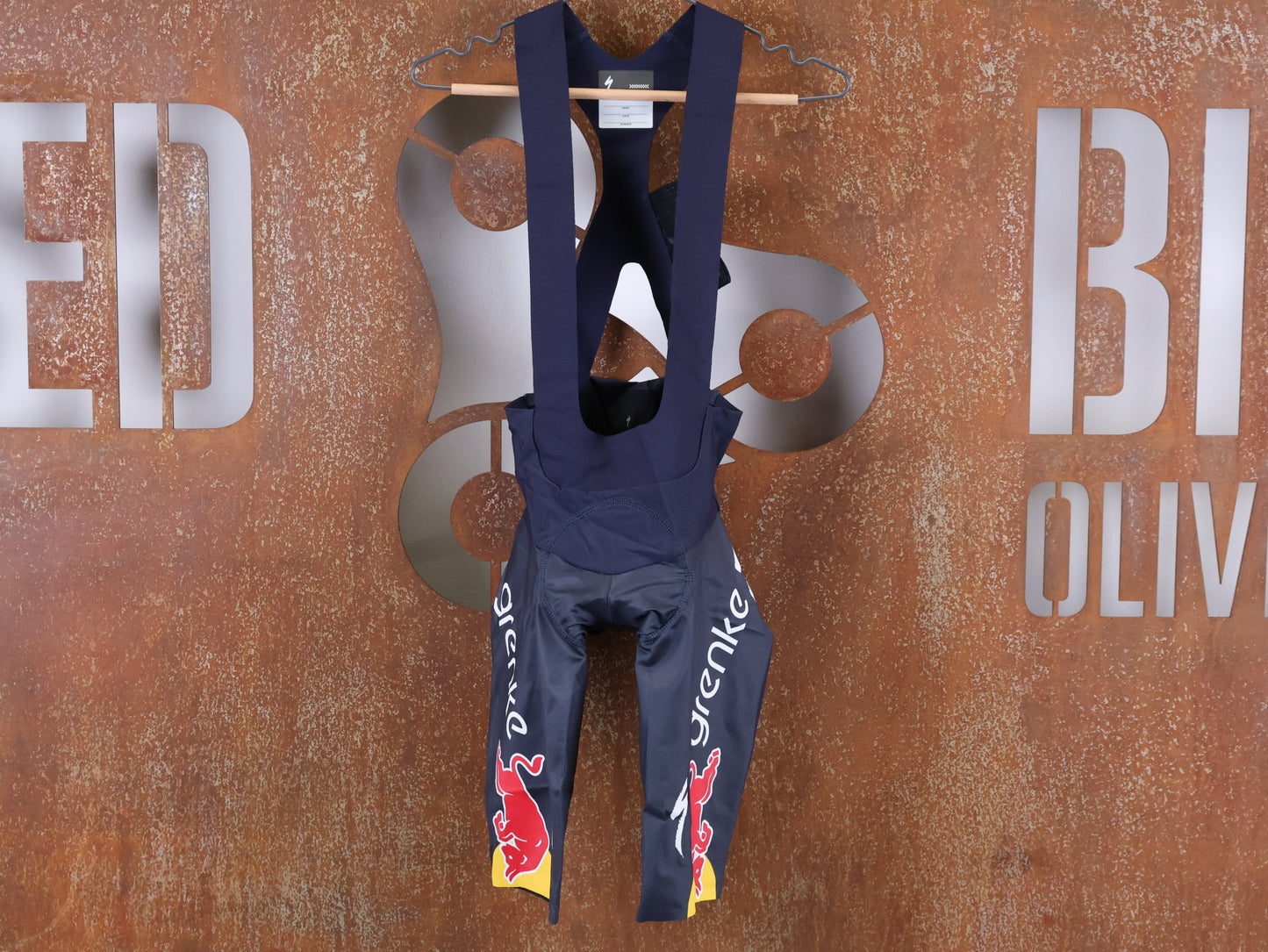 Hosen - BOH von Specialized, SPECIALIZED TGA ROOKIES OF RED BULL - BORA HANSGROHE RACE BIB SHORT / KURZE TRÄGERHOSE vor USEDBIKES - OB.DE Hintergrund