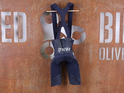 Hosen - BOH von Specialized, SPECIALIZED TGA ROOKIES OF RED BULL - BORA HANSGROHE RACE BIB SHORT / KURZE TRÄGERHOSE vor USEDBIKES - OB.DE Hintergrund