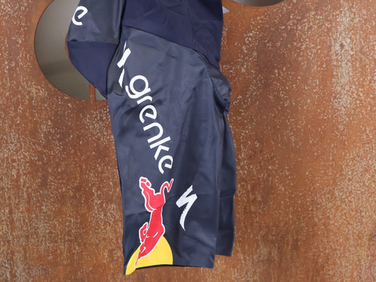 Hosen - BOH von Specialized, SPECIALIZED TGA ROOKIES OF RED BULL - BORA HANSGROHE RACE BIB SHORT / KURZE TRÄGERHOSE vor USEDBIKES - OB.DE Hintergrund