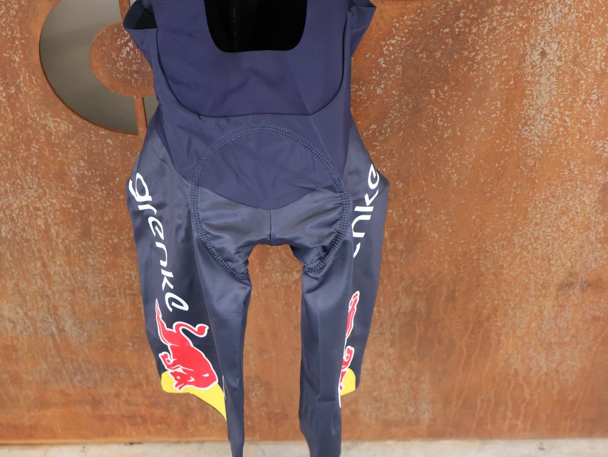 Hosen - BOH von Specialized, SPECIALIZED TGA ROOKIES OF RED BULL - BORA HANSGROHE RACE BIB SHORT / KURZE TRÄGERHOSE vor USEDBIKES - OB.DE Hintergrund