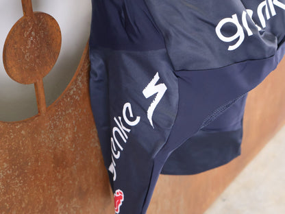 Hosen - BOH von Specialized, SPECIALIZED TGA ROOKIES OF RED BULL - BORA HANSGROHE RACE BIB SHORT / KURZE TRÄGERHOSE vor USEDBIKES - OB.DE Hintergrund