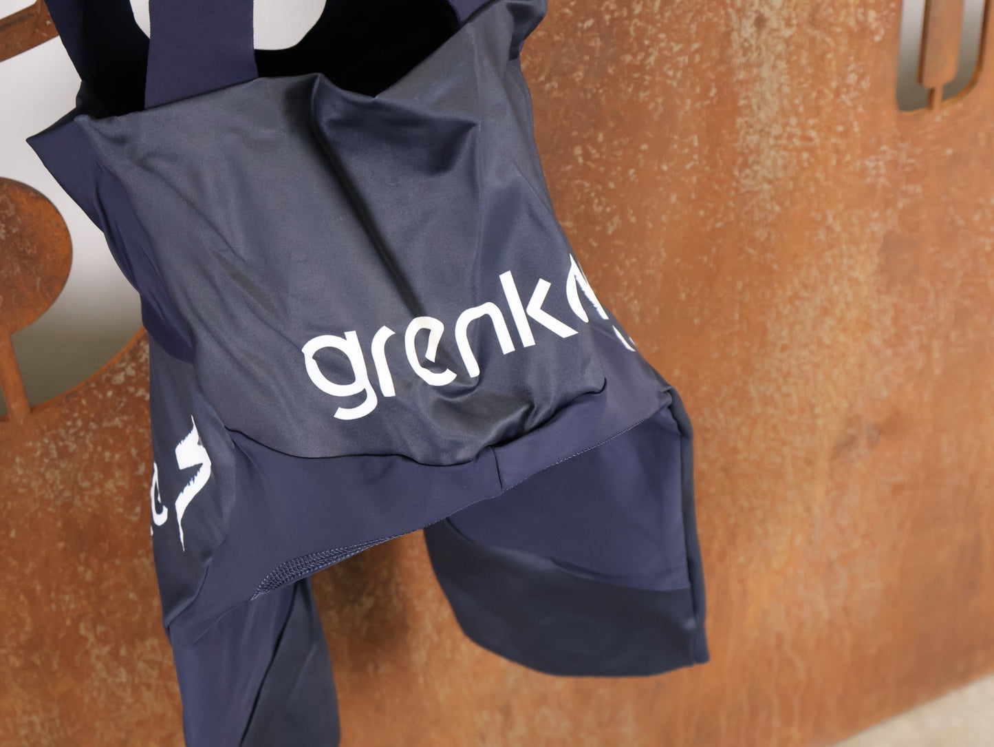 Hosen - BOH von Specialized, SPECIALIZED TGA ROOKIES OF RED BULL - BORA HANSGROHE RACE BIB SHORT / KURZE TRÄGERHOSE vor USEDBIKES - OB.DE Hintergrund