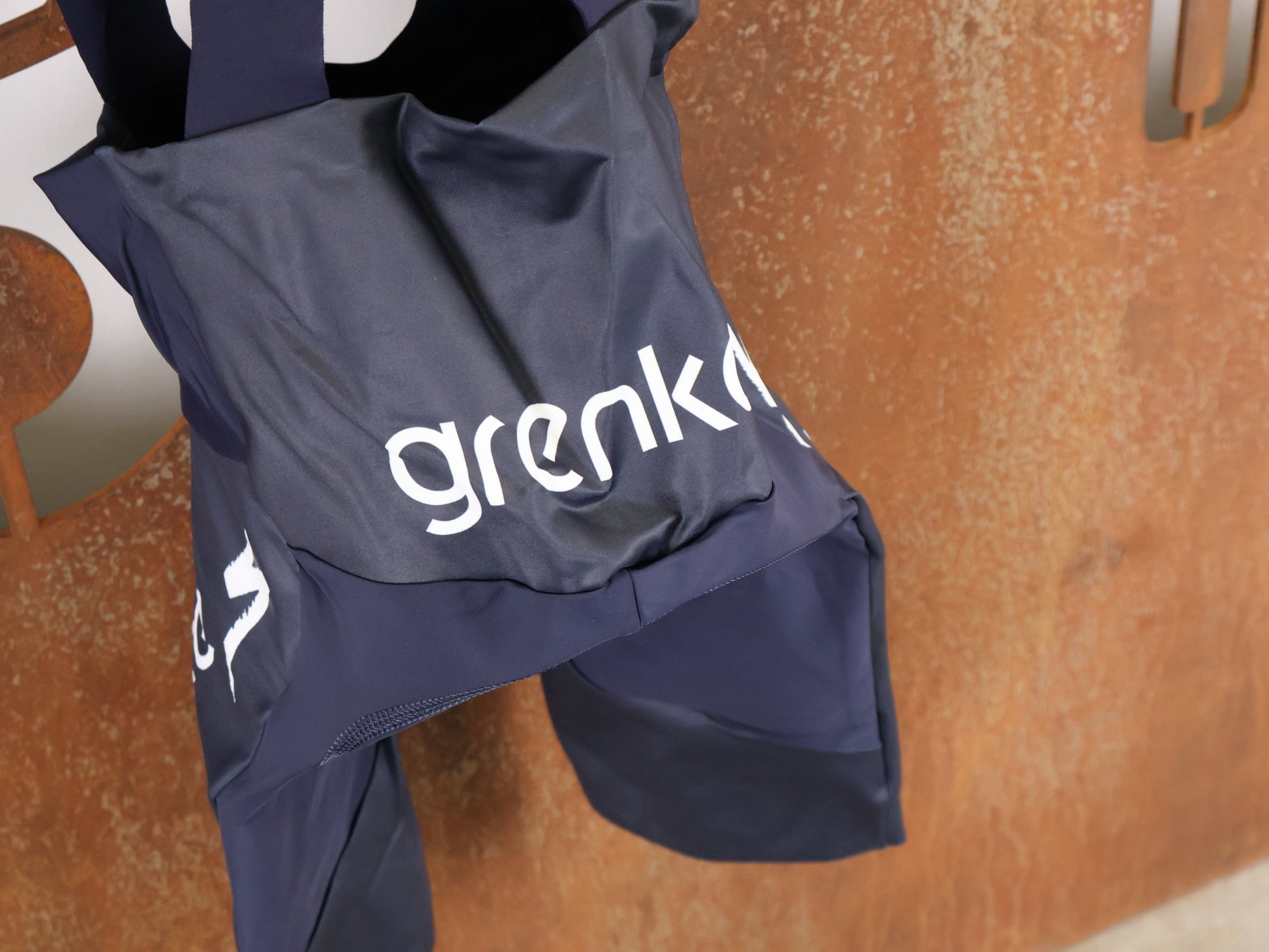 Hosen - BOH von Specialized, SPECIALIZED TGA ROOKIES OF RED BULL - BORA HANSGROHE RACE BIB SHORT / KURZE TRÄGERHOSE vor USEDBIKES - OB.DE Hintergrund