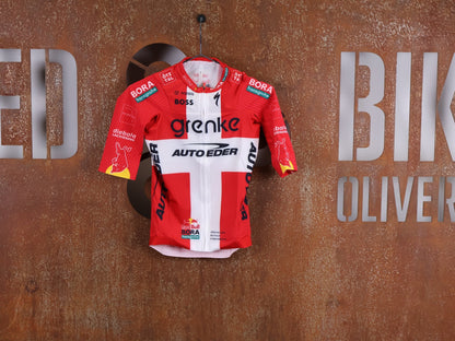 Kurzarm Trikot - BOH von Specialized, SPECIALIZED TGA ROOKIES OF RED BULL - BORA HANSGROHE RACE JERSEY SS / DANISH CHAMPION vor USEDBIKES - OB.DE Hintergrund