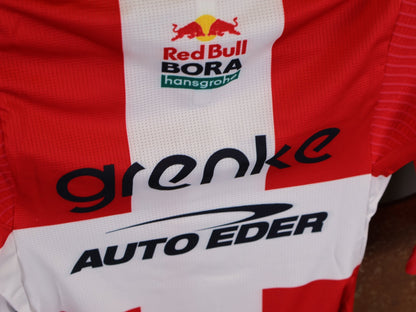 Kurzarm Trikot - BOH von Specialized, SPECIALIZED TGA ROOKIES OF RED BULL - BORA HANSGROHE RACE JERSEY SS / DANISH CHAMPION vor USEDBIKES - OB.DE Hintergrund