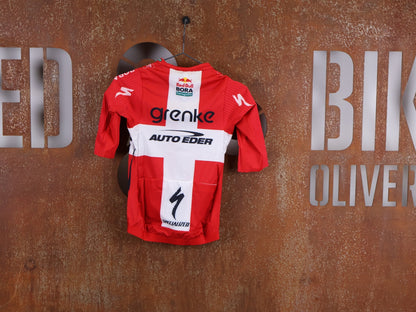 Kurzarm Trikot - BOH von Specialized, SPECIALIZED TGA ROOKIES OF RED BULL - BORA HANSGROHE RACE JERSEY SS / DANISH CHAMPION vor USEDBIKES - OB.DE Hintergrund