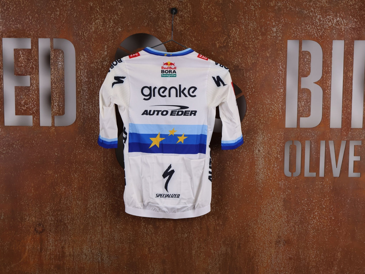 Kurzarm Trikot - BOH von Specialized, SPECIALIZED TGA ROOKIES OF RED BULL - BORA HANSGROHE RACE JERSEY SS / EUROPEAN CHAMPION vor USEDBIKES - OB.DE Hintergrund