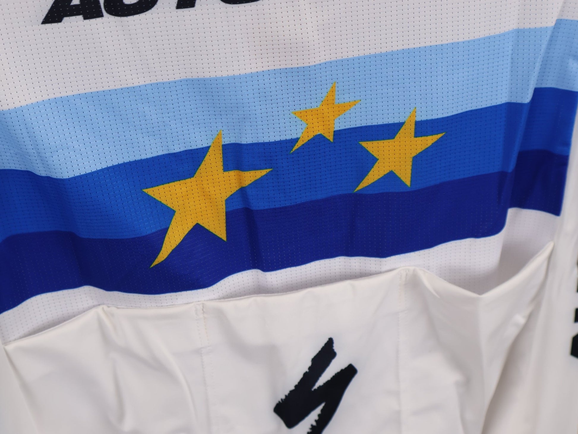 Kurzarm Trikot - BOH von Specialized, SPECIALIZED TGA ROOKIES OF RED BULL - BORA HANSGROHE RACE JERSEY SS / EUROPEAN CHAMPION vor USEDBIKES - OB.DE Hintergrund