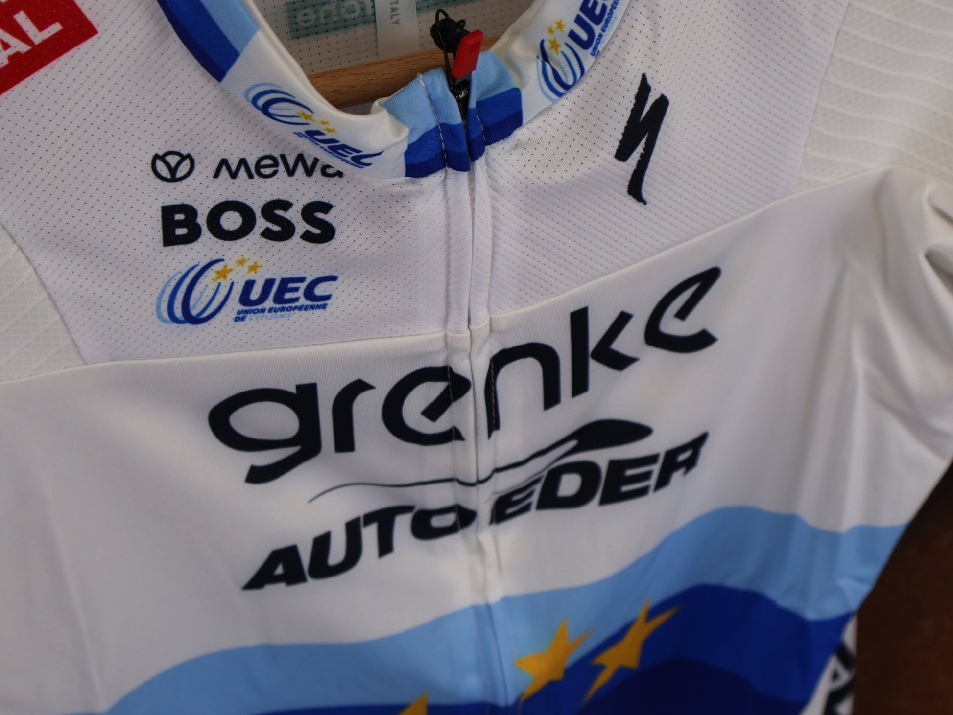 Kurzarm Trikot - BOH von Specialized, SPECIALIZED TGA ROOKIES OF RED BULL - BORA HANSGROHE RACE JERSEY SS / EUROPEAN CHAMPION vor USEDBIKES - OB.DE Hintergrund