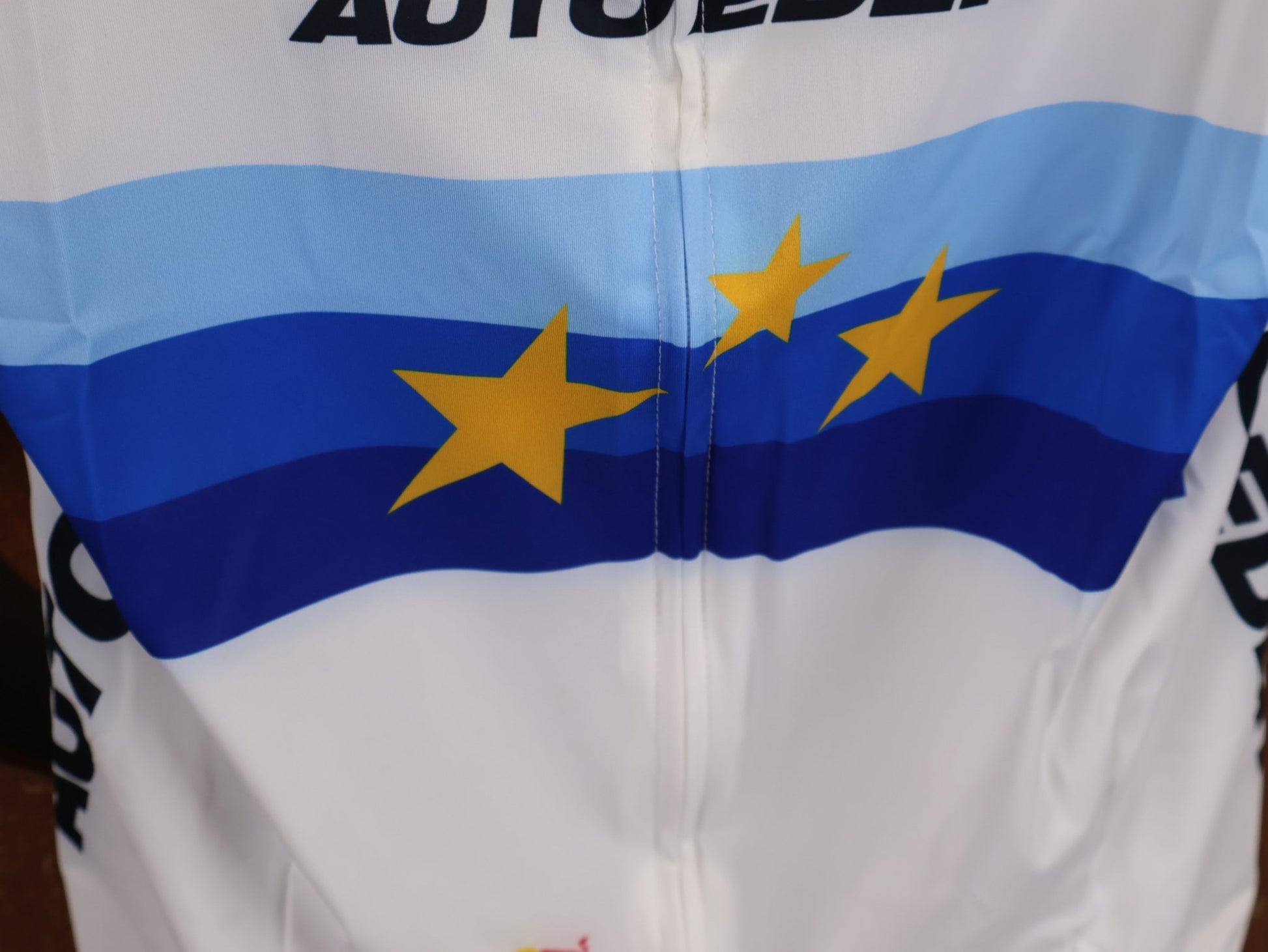 Kurzarm Trikot - BOH von Specialized, SPECIALIZED TGA ROOKIES OF RED BULL - BORA HANSGROHE RACE JERSEY SS / EUROPEAN CHAMPION vor USEDBIKES - OB.DE Hintergrund