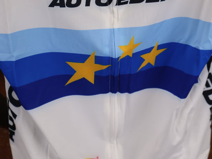 Kurzarm Trikot - BOH von Specialized, SPECIALIZED TGA ROOKIES OF RED BULL - BORA HANSGROHE RACE JERSEY SS / EUROPEAN CHAMPION vor USEDBIKES - OB.DE Hintergrund