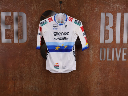 Kurzarm Trikot - BOH von Specialized, SPECIALIZED TGA ROOKIES OF RED BULL - BORA HANSGROHE RACE JERSEY SS / EUROPEAN CHAMPION vor USEDBIKES - OB.DE Hintergrund