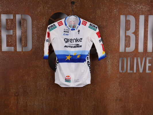 Kurzarm Trikot - BOH von Specialized, SPECIALIZED TGA ROOKIES OF RED BULL - BORA HANSGROHE RACE JERSEY SS / EUROPEAN CHAMPION vor USEDBIKES - OB.DE Hintergrund