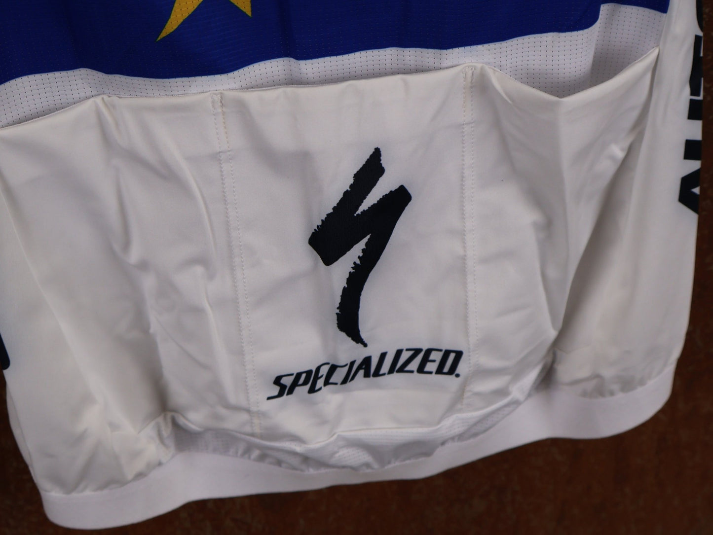 Kurzarm Trikot - BOH von Specialized, SPECIALIZED TGA ROOKIES OF RED BULL - BORA HANSGROHE RACE JERSEY SS / EUROPEAN CHAMPION vor USEDBIKES - OB.DE Hintergrund