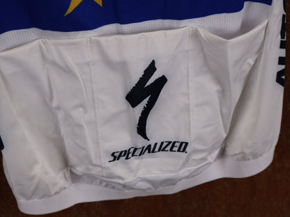 Kurzarm Trikot - BOH von Specialized, SPECIALIZED TGA ROOKIES OF RED BULL - BORA HANSGROHE RACE JERSEY SS / EUROPEAN CHAMPION vor USEDBIKES - OB.DE Hintergrund