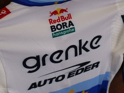 Kurzarm Trikot - BOH von Specialized, SPECIALIZED TGA ROOKIES OF RED BULL - BORA HANSGROHE RACE JERSEY SS / EUROPEAN CHAMPION vor USEDBIKES - OB.DE Hintergrund