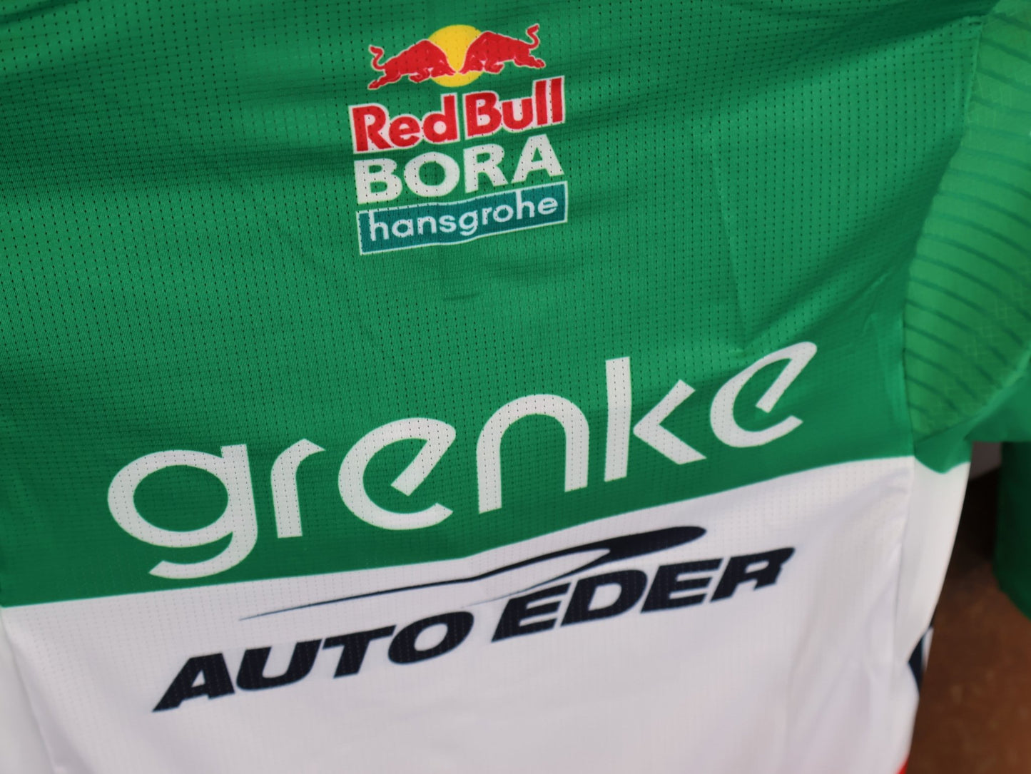 Kurzarm Trikot - BOH von Specialized, SPECIALIZED TGA ROOKIES OF RED BULL - BORA HANSGROHE RACE JERSEY SS / ITALIAN CHAMPION vor USEDBIKES - OB.DE Hintergrund