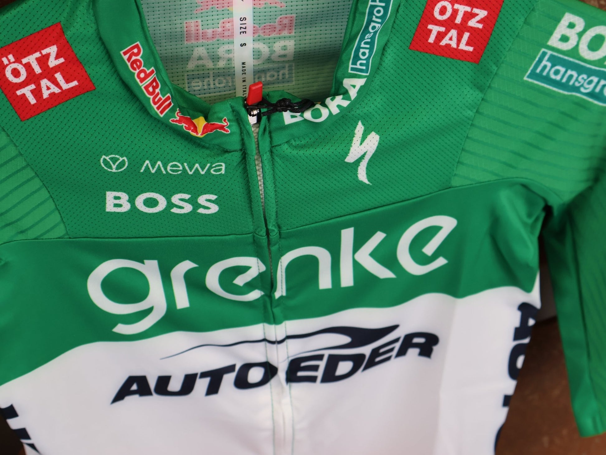 Kurzarm Trikot - BOH von Specialized, SPECIALIZED TGA ROOKIES OF RED BULL - BORA HANSGROHE RACE JERSEY SS / ITALIAN CHAMPION vor USEDBIKES - OB.DE Hintergrund