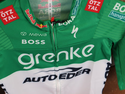 Kurzarm Trikot - BOH von Specialized, SPECIALIZED TGA ROOKIES OF RED BULL - BORA HANSGROHE RACE JERSEY SS / ITALIAN CHAMPION vor USEDBIKES - OB.DE Hintergrund