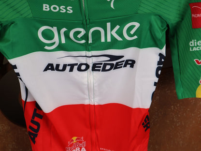 Kurzarm Trikot - BOH von Specialized, SPECIALIZED TGA ROOKIES OF RED BULL - BORA HANSGROHE RACE JERSEY SS / ITALIAN CHAMPION vor USEDBIKES - OB.DE Hintergrund