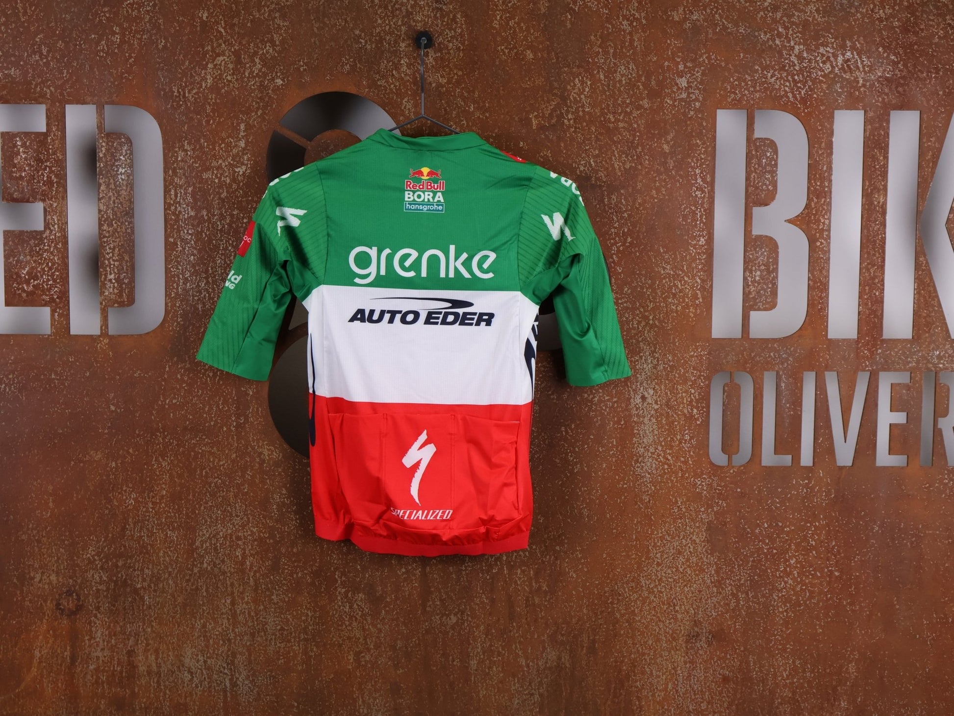Kurzarm Trikot - BOH von Specialized, SPECIALIZED TGA ROOKIES OF RED BULL - BORA HANSGROHE RACE JERSEY SS / ITALIAN CHAMPION vor USEDBIKES - OB.DE Hintergrund
