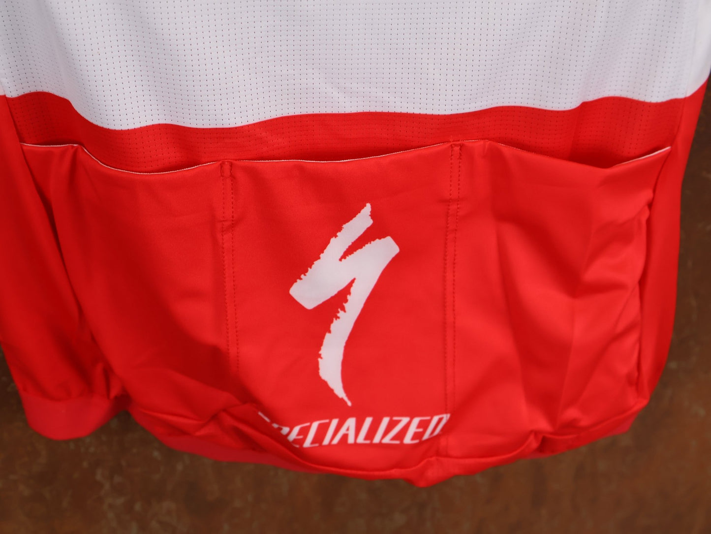 Kurzarm Trikot - BOH von Specialized, SPECIALIZED TGA ROOKIES OF RED BULL - BORA HANSGROHE RACE JERSEY SS / ITALIAN CHAMPION vor USEDBIKES - OB.DE Hintergrund