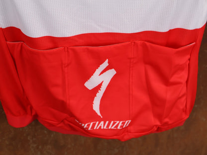 Kurzarm Trikot - BOH von Specialized, SPECIALIZED TGA ROOKIES OF RED BULL - BORA HANSGROHE RACE JERSEY SS / ITALIAN CHAMPION vor USEDBIKES - OB.DE Hintergrund