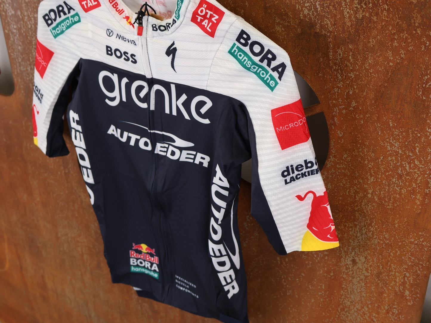 Kurzarm Trikot - BOH von Specialized, SPECIALIZED TGA ROOKIES OF RED BULL - BORA HANSGROHE RACE JERSEY SS / KURZARM TRIKOT vor USEDBIKES - OB.DE Hintergrund