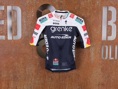 Kurzarm Trikot - BOH von Specialized, SPECIALIZED TGA ROOKIES OF RED BULL - BORA HANSGROHE RACE JERSEY SS / KURZARM TRIKOT vor USEDBIKES - OB.DE Hintergrund