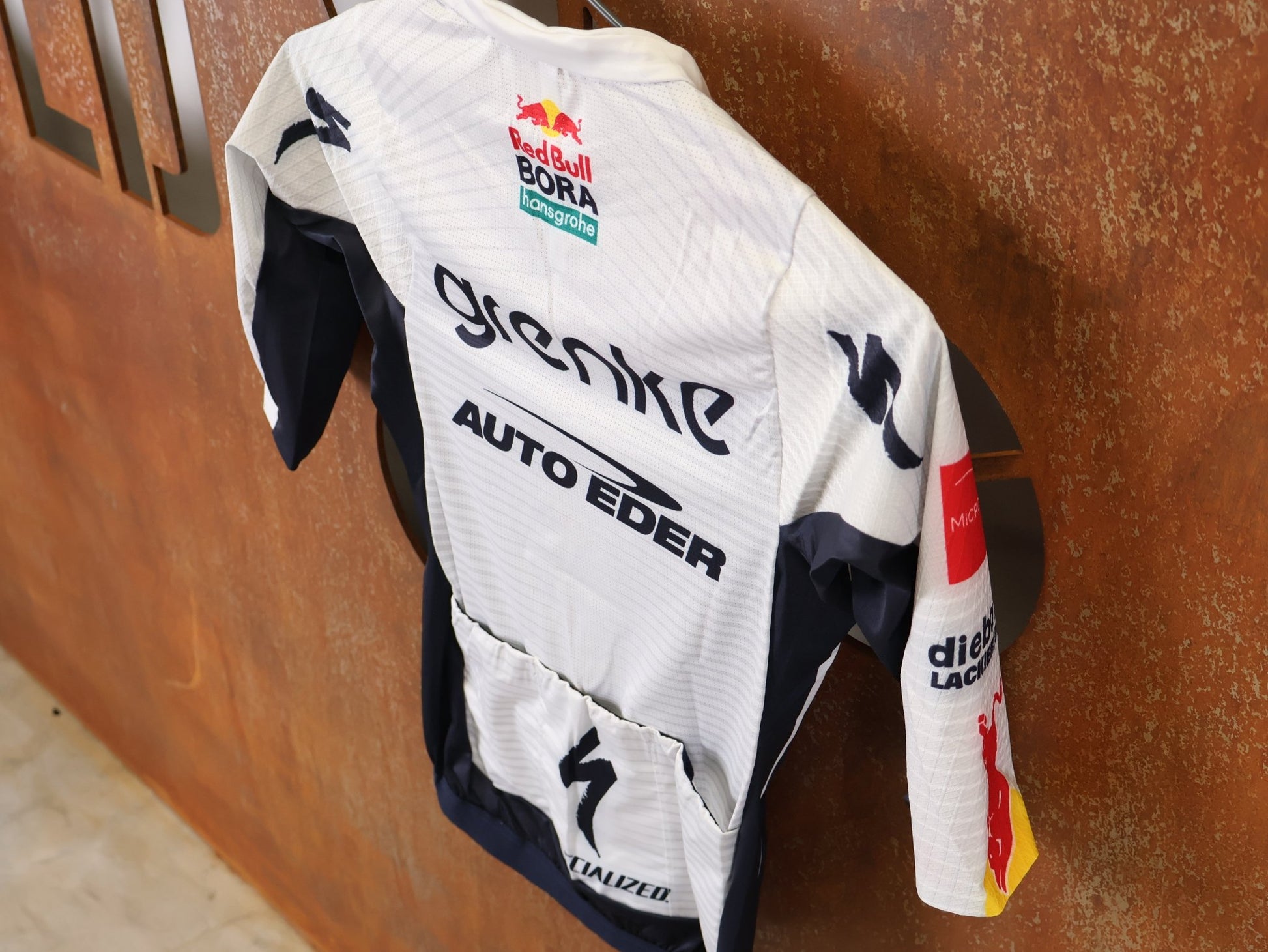 Kurzarm Trikot - BOH von Specialized, SPECIALIZED TGA ROOKIES OF RED BULL - BORA HANSGROHE RACE JERSEY SS / KURZARM TRIKOT vor USEDBIKES - OB.DE Hintergrund