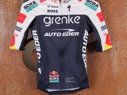 Kurzarm Trikot - BOH von Specialized, SPECIALIZED TGA ROOKIES OF RED BULL - BORA HANSGROHE RACE JERSEY SS / KURZARM TRIKOT vor USEDBIKES - OB.DE Hintergrund