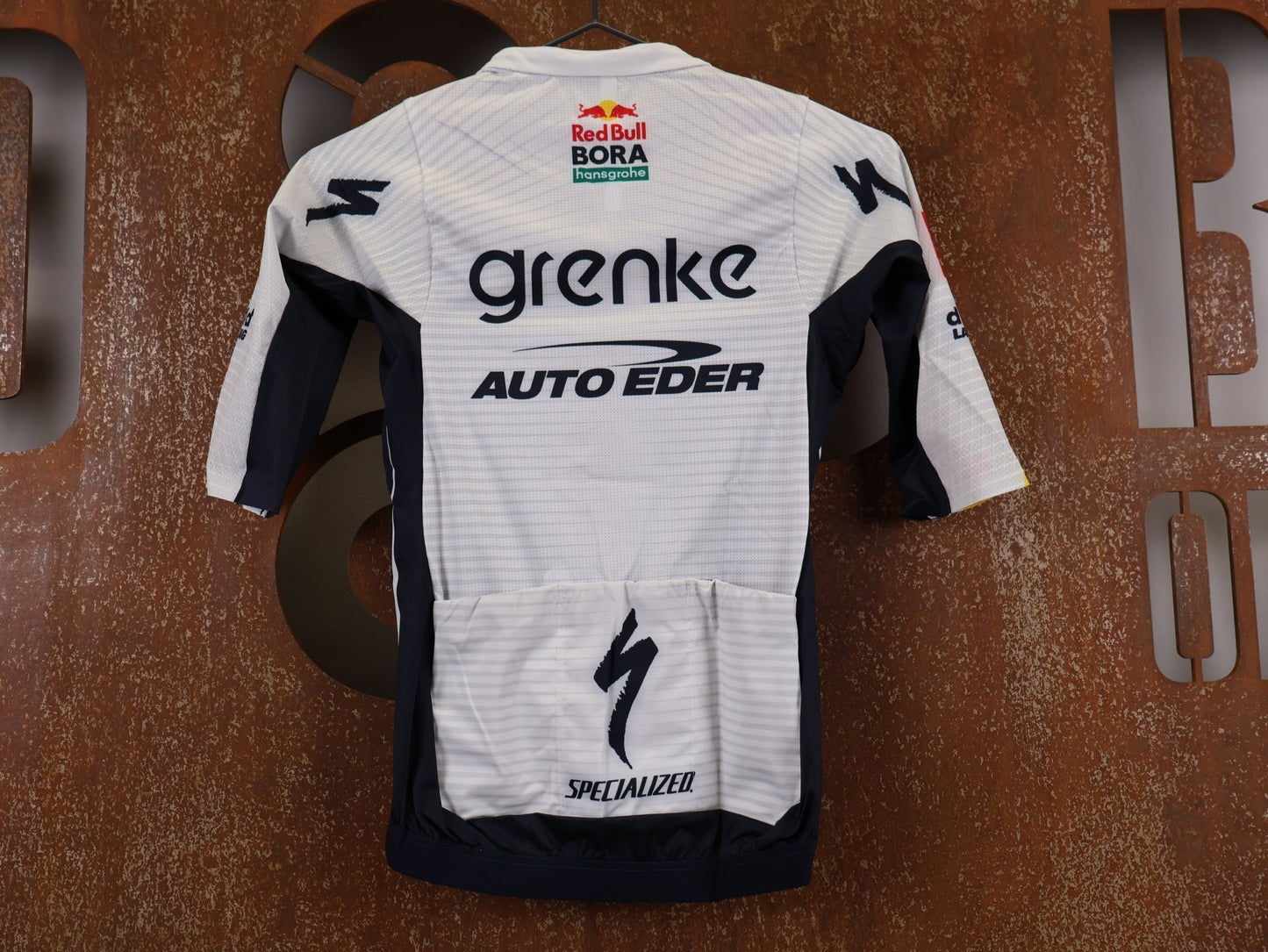 Kurzarm Trikot - BOH von Specialized, SPECIALIZED TGA ROOKIES OF RED BULL - BORA HANSGROHE RACE JERSEY SS / KURZARM TRIKOT vor USEDBIKES - OB.DE Hintergrund