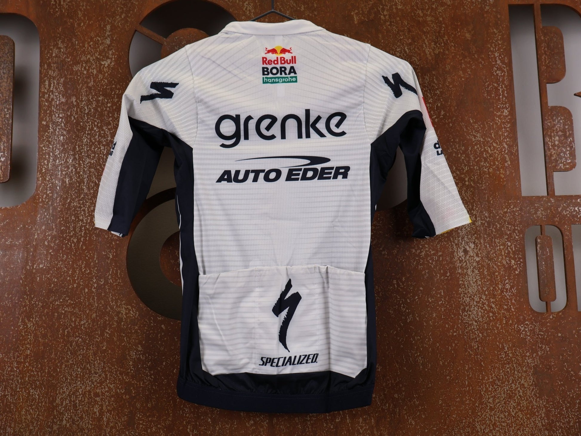 Kurzarm Trikot - BOH von Specialized, SPECIALIZED TGA ROOKIES OF RED BULL - BORA HANSGROHE RACE JERSEY SS / KURZARM TRIKOT vor USEDBIKES - OB.DE Hintergrund