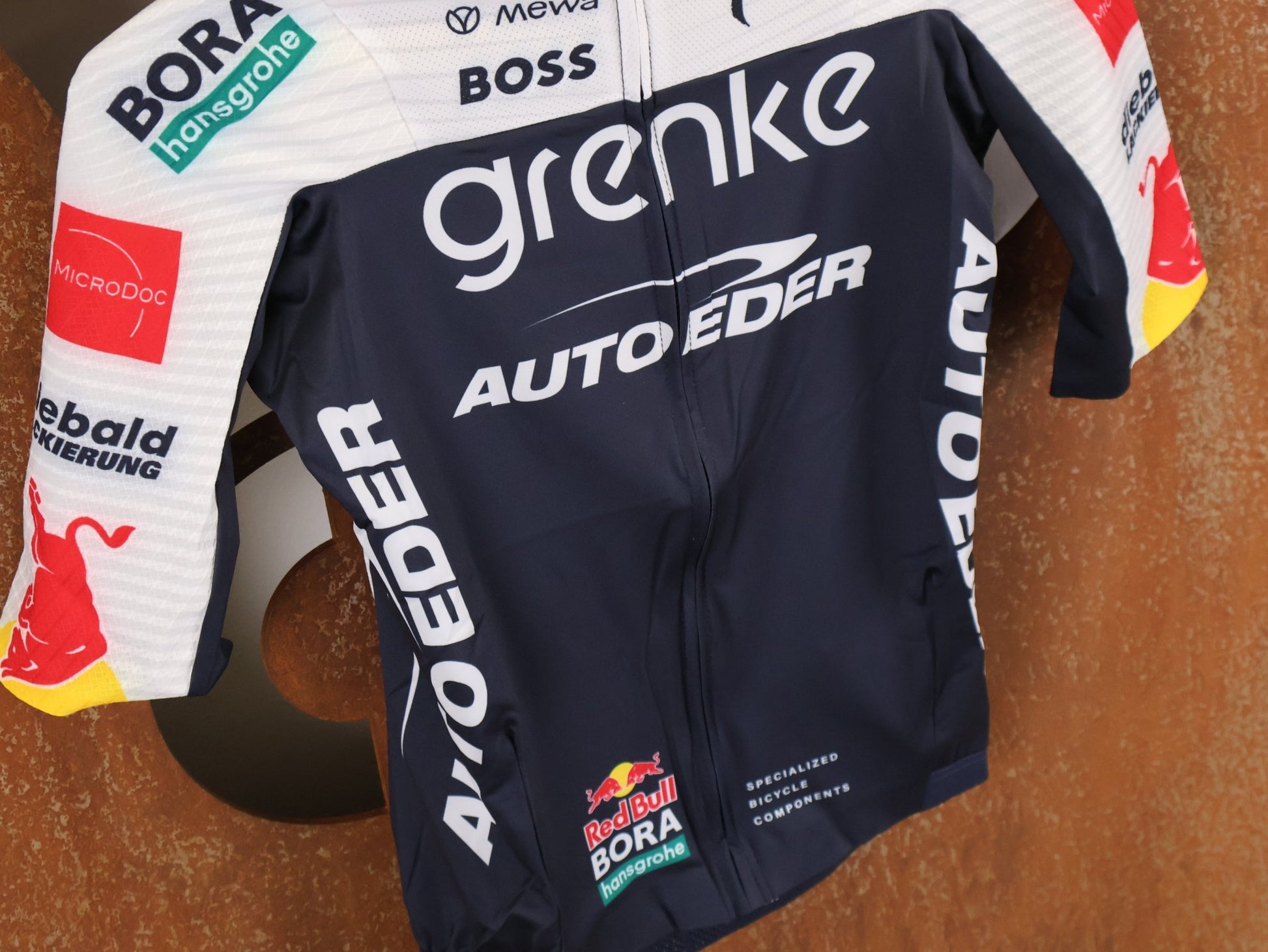 Kurzarm Trikot - BOH von Specialized, SPECIALIZED TGA ROOKIES OF RED BULL - BORA HANSGROHE RACE JERSEY SS / KURZARM TRIKOT vor USEDBIKES - OB.DE Hintergrund