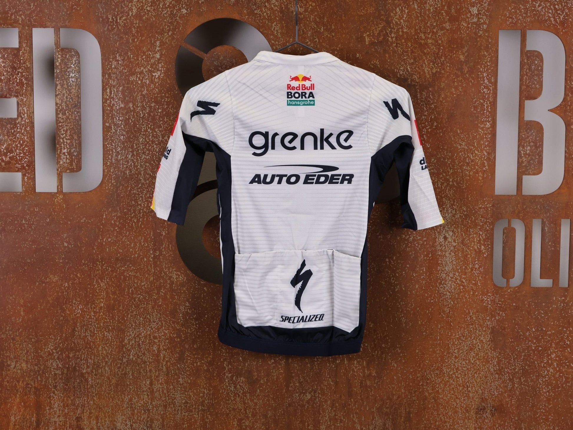 Kurzarm Trikot - BOH von Specialized, SPECIALIZED TGA ROOKIES OF RED BULL - BORA HANSGROHE RACE JERSEY SS / KURZARM TRIKOT vor USEDBIKES - OB.DE Hintergrund
