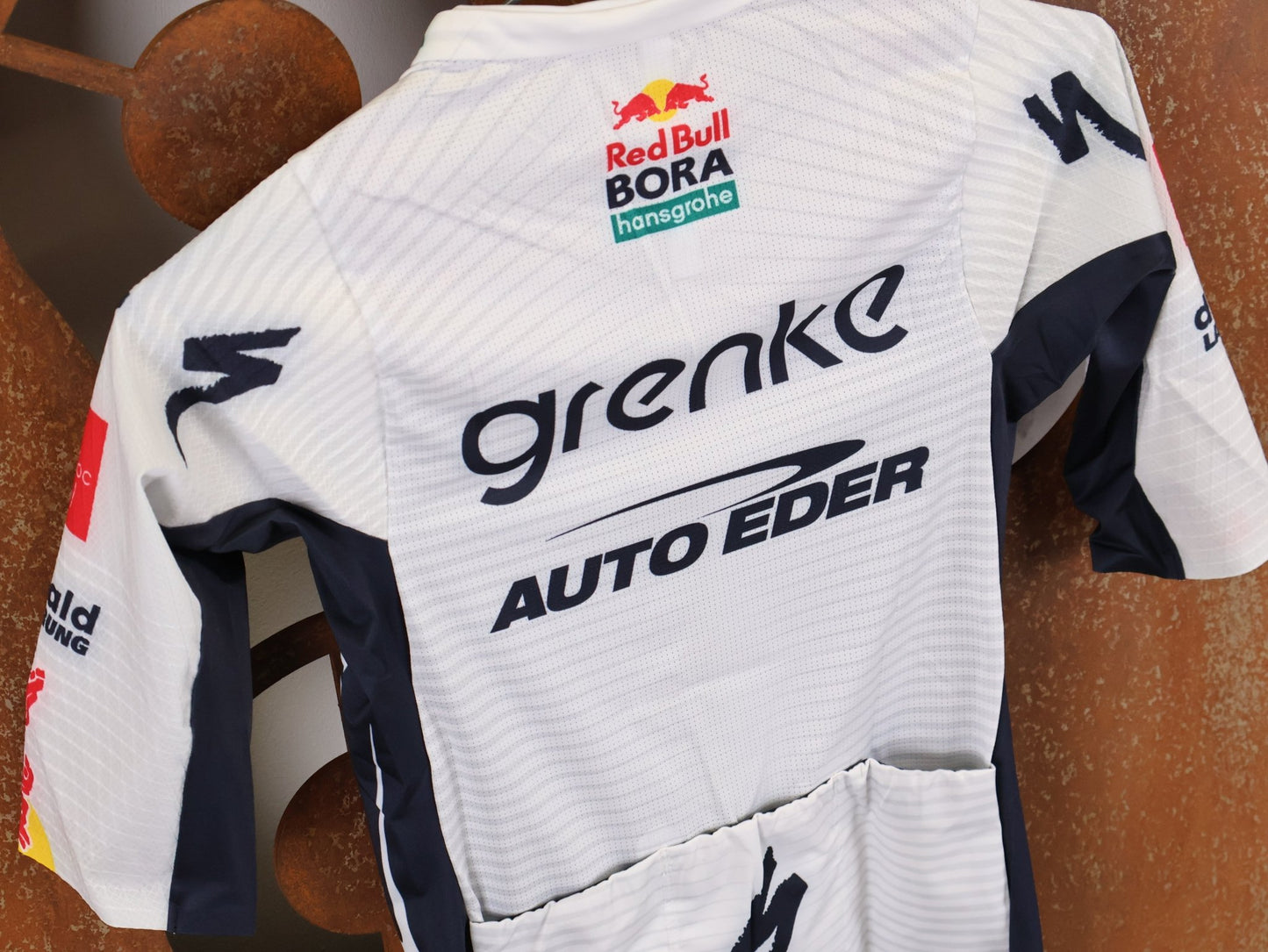 Kurzarm Trikot - BOH von Specialized, SPECIALIZED TGA ROOKIES OF RED BULL - BORA HANSGROHE RACE JERSEY SS / KURZARM TRIKOT vor USEDBIKES - OB.DE Hintergrund