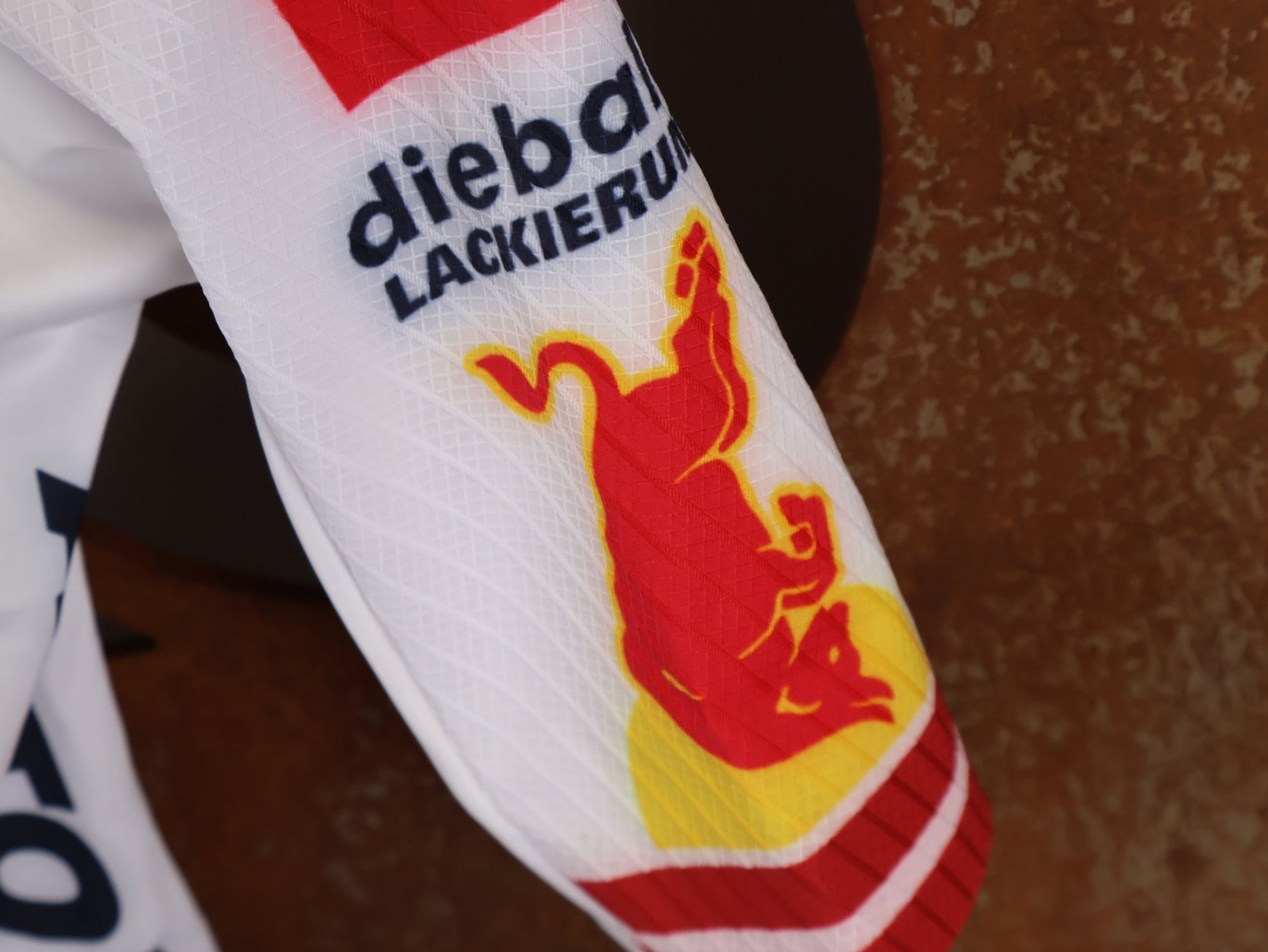 Kurzarm Trikot - BOH von Specialized, SPECIALIZED TGA ROOKIES OF RED BULL - BORA HANSGROHE RACE JERSEY SS / LATVIA CHAMPION vor USEDBIKES - OB.DE Hintergrund