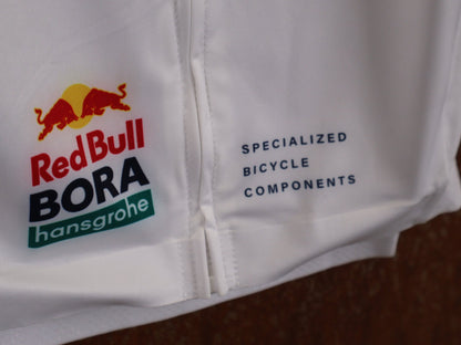 Kurzarm Trikot - BOH von Specialized, SPECIALIZED TGA ROOKIES OF RED BULL - BORA HANSGROHE RACE JERSEY SS / LATVIA CHAMPION vor USEDBIKES - OB.DE Hintergrund