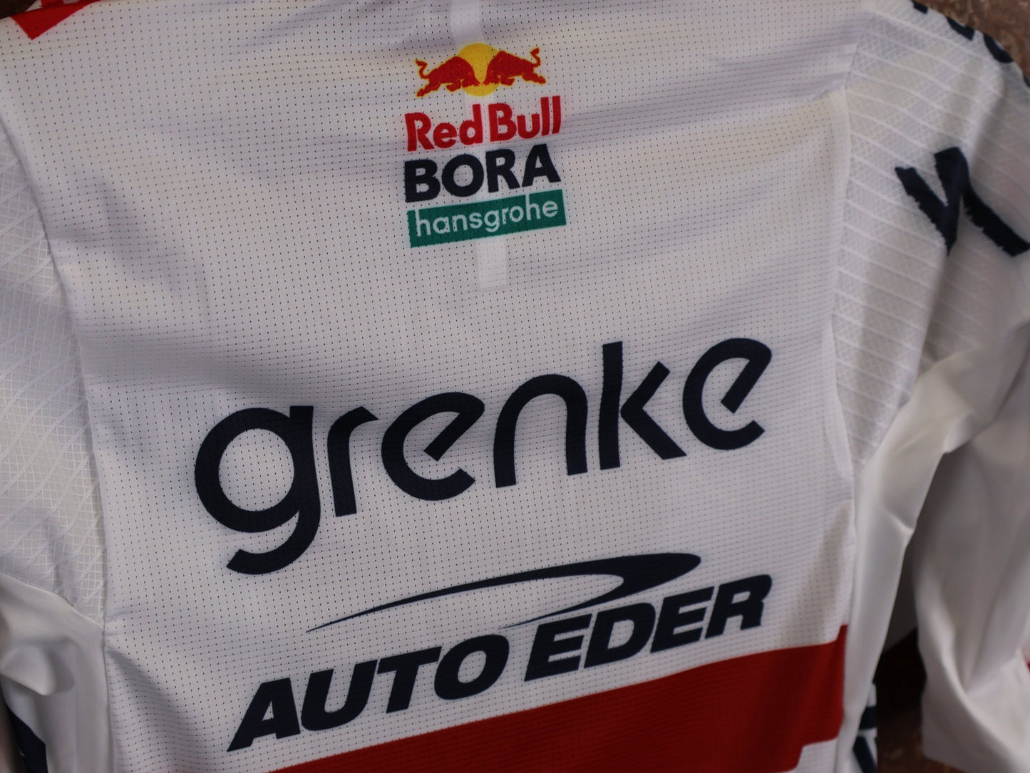 Kurzarm Trikot - BOH von Specialized, SPECIALIZED TGA ROOKIES OF RED BULL - BORA HANSGROHE RACE JERSEY SS / LATVIA CHAMPION vor USEDBIKES - OB.DE Hintergrund