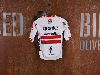 Kurzarm Trikot - BOH von Specialized, SPECIALIZED TGA ROOKIES OF RED BULL - BORA HANSGROHE RACE JERSEY SS / LATVIA CHAMPION vor USEDBIKES - OB.DE Hintergrund