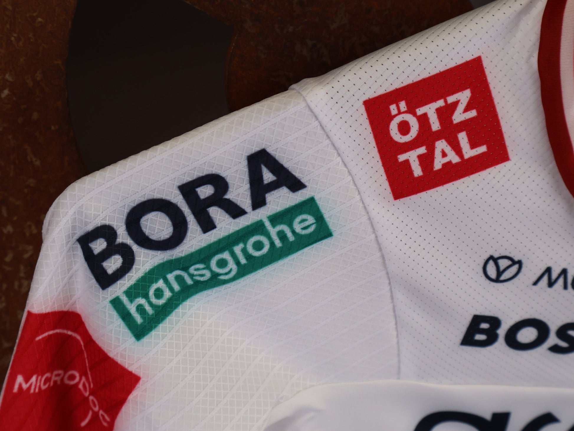 Kurzarm Trikot - BOH von Specialized, SPECIALIZED TGA ROOKIES OF RED BULL - BORA HANSGROHE RACE JERSEY SS / LATVIA CHAMPION vor USEDBIKES - OB.DE Hintergrund