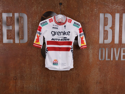 Kurzarm Trikot - BOH von Specialized, SPECIALIZED TGA ROOKIES OF RED BULL - BORA HANSGROHE RACE JERSEY SS / LATVIA CHAMPION vor USEDBIKES - OB.DE Hintergrund