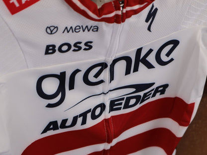 Kurzarm Trikot - BOH von Specialized, SPECIALIZED TGA ROOKIES OF RED BULL - BORA HANSGROHE RACE JERSEY SS / LATVIA CHAMPION vor USEDBIKES - OB.DE Hintergrund