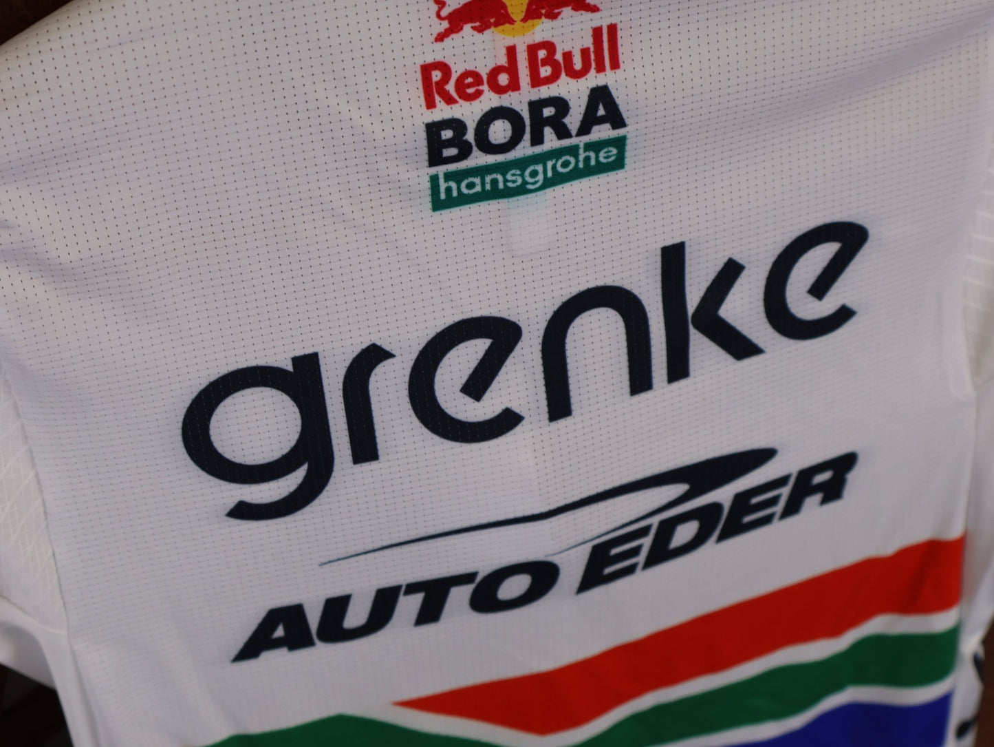 Kurzarm Trikot - BOH von Specialized, SPECIALIZED TGA ROOKIES OF RED BULL - BORA HANSGROHE RACE JERSEY SS / SOUTH AFRICA CHAMPION vor USEDBIKES - OB.DE Hintergrund