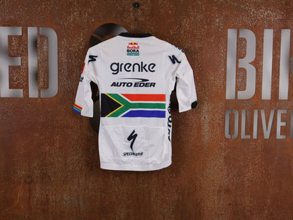 Kurzarm Trikot - BOH von Specialized, SPECIALIZED TGA ROOKIES OF RED BULL - BORA HANSGROHE RACE JERSEY SS / SOUTH AFRICA CHAMPION vor USEDBIKES - OB.DE Hintergrund