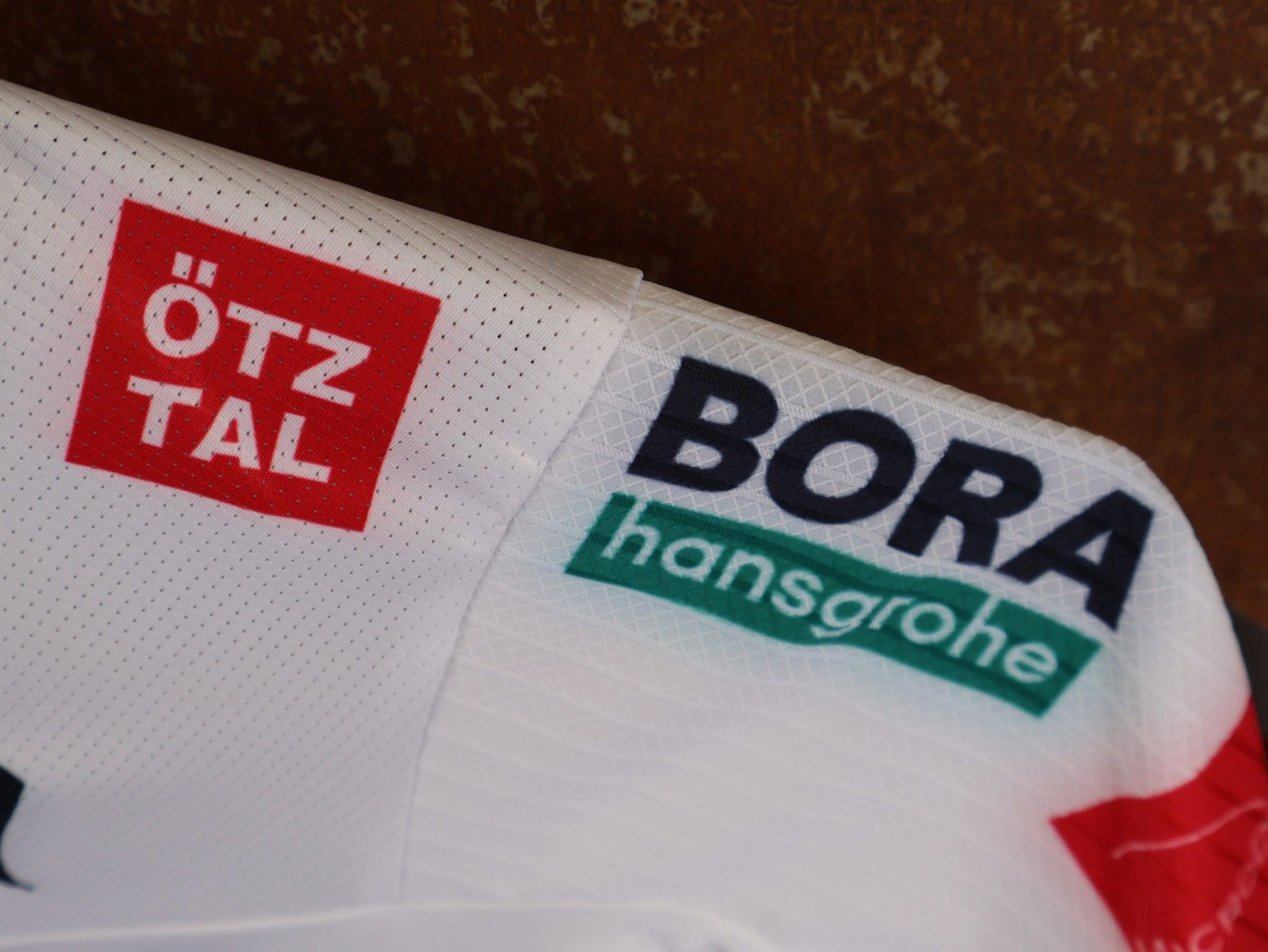 Kurzarm Trikot - BOH von Specialized, SPECIALIZED TGA ROOKIES OF RED BULL - BORA HANSGROHE RACE JERSEY SS / SOUTH AFRICA CHAMPION vor USEDBIKES - OB.DE Hintergrund